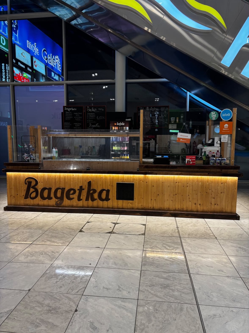 Stánok Bagetka večer, otvorené, pri eskalátoroch